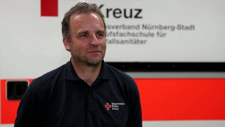 Das Rote Kreuz über Gesichtsvisiere und Mundschutz.
Helmut Deinzer Leiter BRK Bildungszentrum zur Verwendung von Visieren im Unterricht.