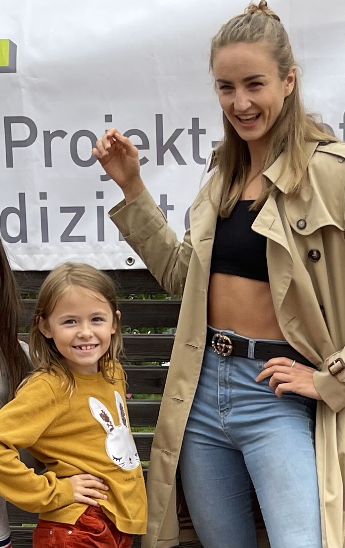 Elena Krawzow hat Spaß mit Jungem Fan beim IPP Empfang der Olympiasieger aus Nürnberg 2021